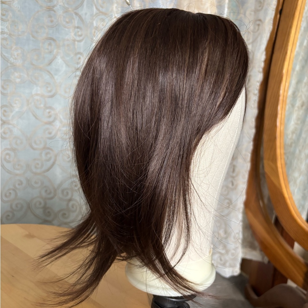 Brown Women's synthetic Hair Topper
Brand new 
12 to 14 inches 
Light volume